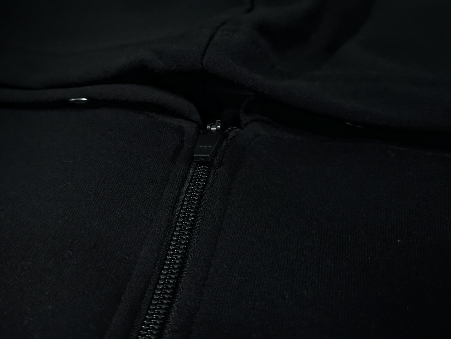 SUDADERO NEGRO CON CAPA